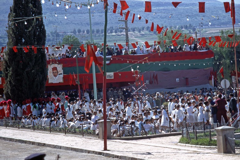 1415-Maroc 1971-Béni-Mellal-Fête du trône-Autorités écoutant le discours d\'Hassan 2.jpg