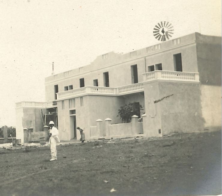 1921 - Casablanca - JB devant son premier domicile.jpg