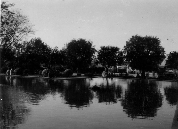 Un parc avec bassin d\'eau a Oujda, photo 1959.jpg