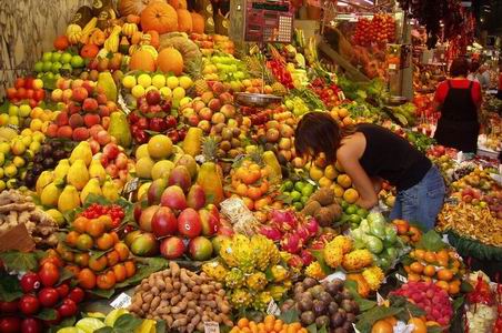 Redimensionnement de Redimensionnement de 800px-Fruit_Stall_in_Barcelona_Market.jpg