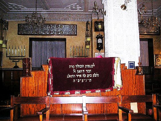 Intérieur synagogue Rabbi Chalom Zaoui Rabat, 2005.jpg
