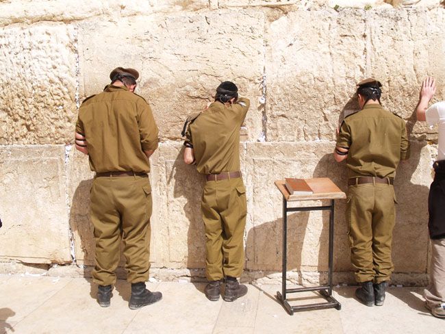 Priere au mur a Jerusalem.jpg