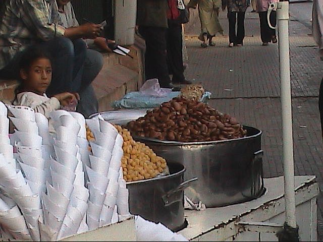 jeune marchand de feves, pois chiches bien chauds a Rabat, photo Maria Cristina 2008.jpg