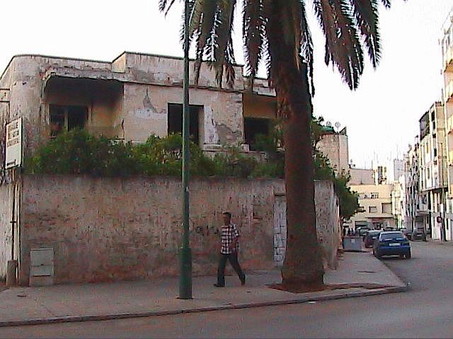 Maison en ruines situee au haut de la rue Henri Popp, un peu plus bas location de l\'ancien cinema Vox, photo Maria Cristina.jpg