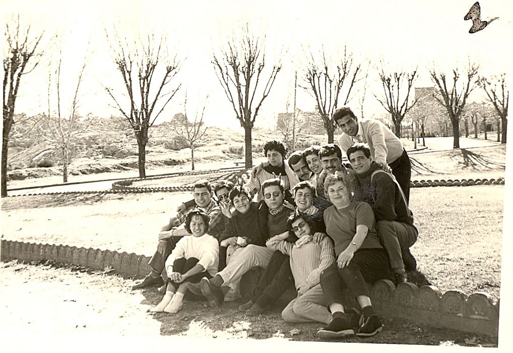 Raphy Cohen au centre entoures de tous ses amis a Ifrane au  milieu des annees 1950\'s.jpg