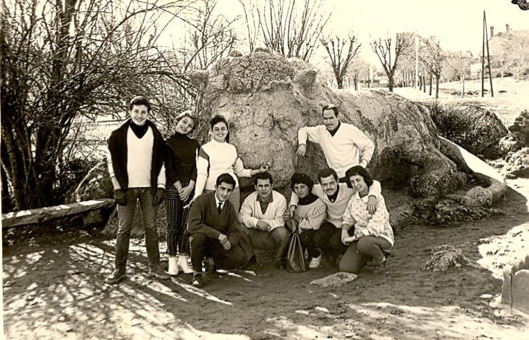 Jacques Amiel, Raphy Cohen, Alice Malka, Lasry et tous leurs amis en  face du lion d\'Ifrane milieu des annees 1956-1957.jpg