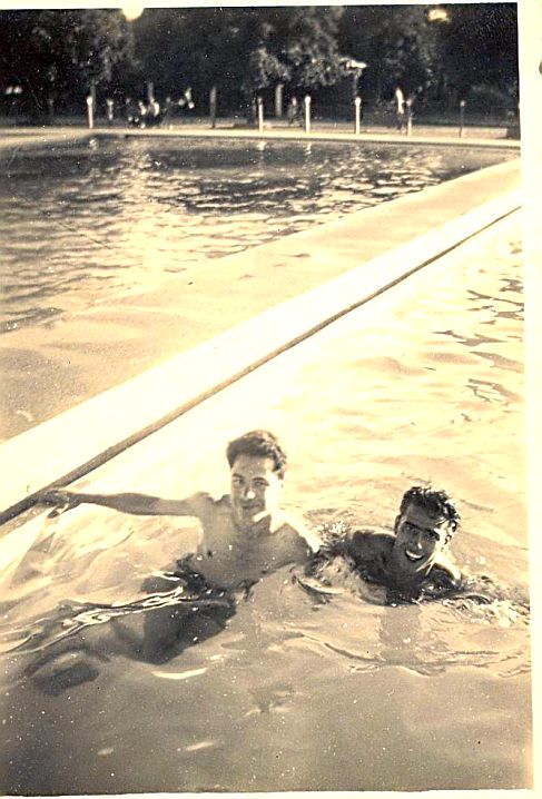 Philippe Bohbot et son ami R\'bati  , une journee dans la piscine.jpg