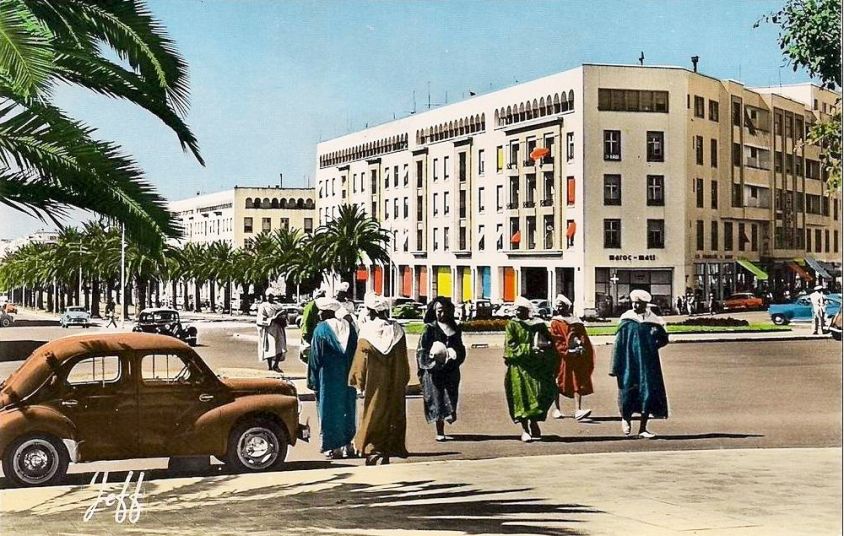 Rabat de nos temps,Place de la Gare,Renaults 4 chevaux et citroen traction avant.jpg