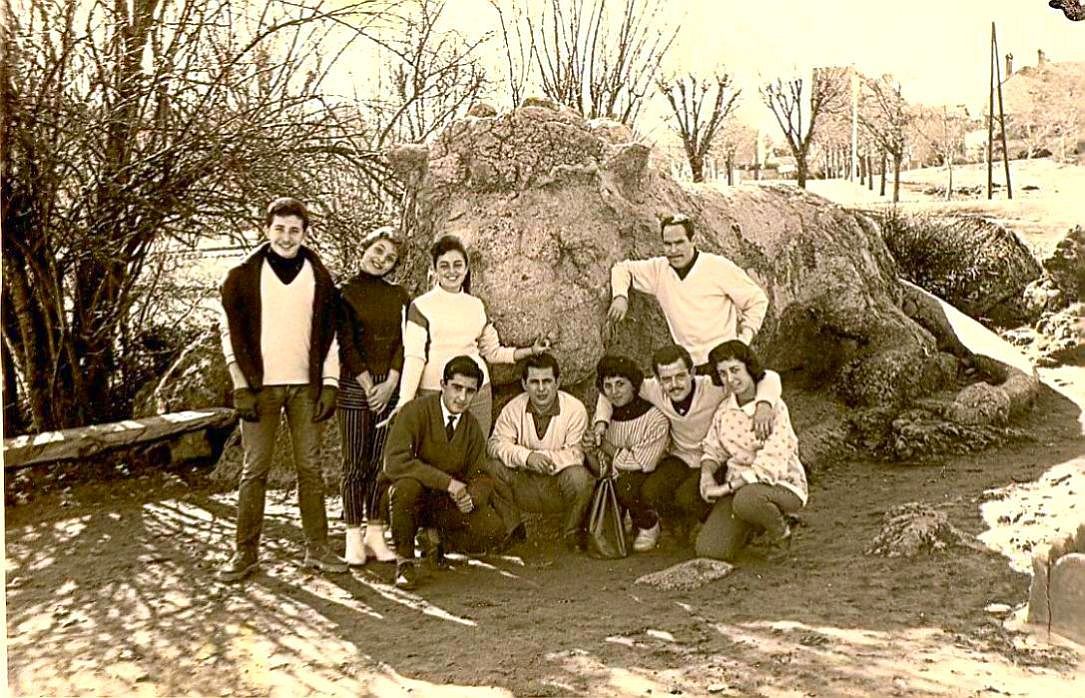 Jacques Amiel, Raphy Cohen, Alice Malka, Lasry et tous leurs amis en  face du lion d\'Ifrane milieu des annees 1956-1957, sepia bis.jpg