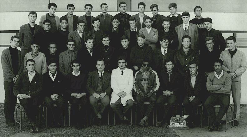 Scex_1 1965-66 des anciens copains de classe Benizri etc...avec mon ancien prof de physique chimie.jpg