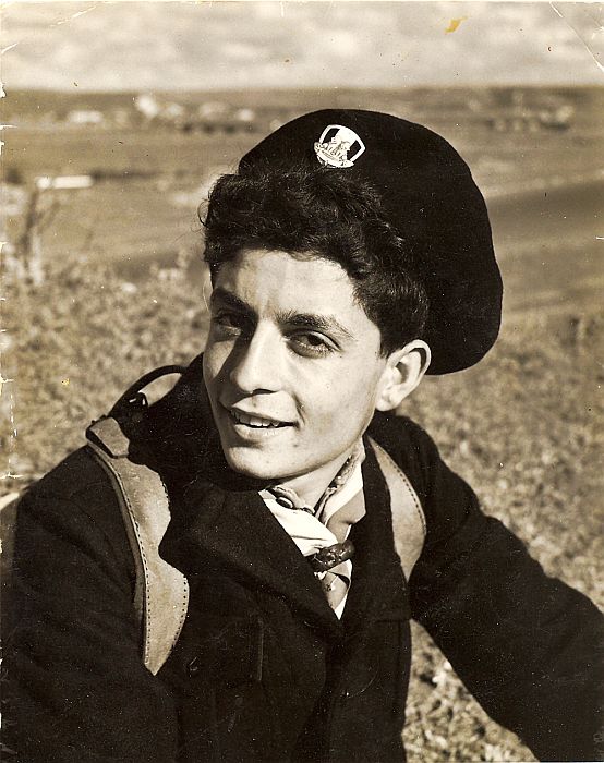 Jacques déb ut 1950 à la Tour Hassan, rabat photo de jeunes EIM.jpg