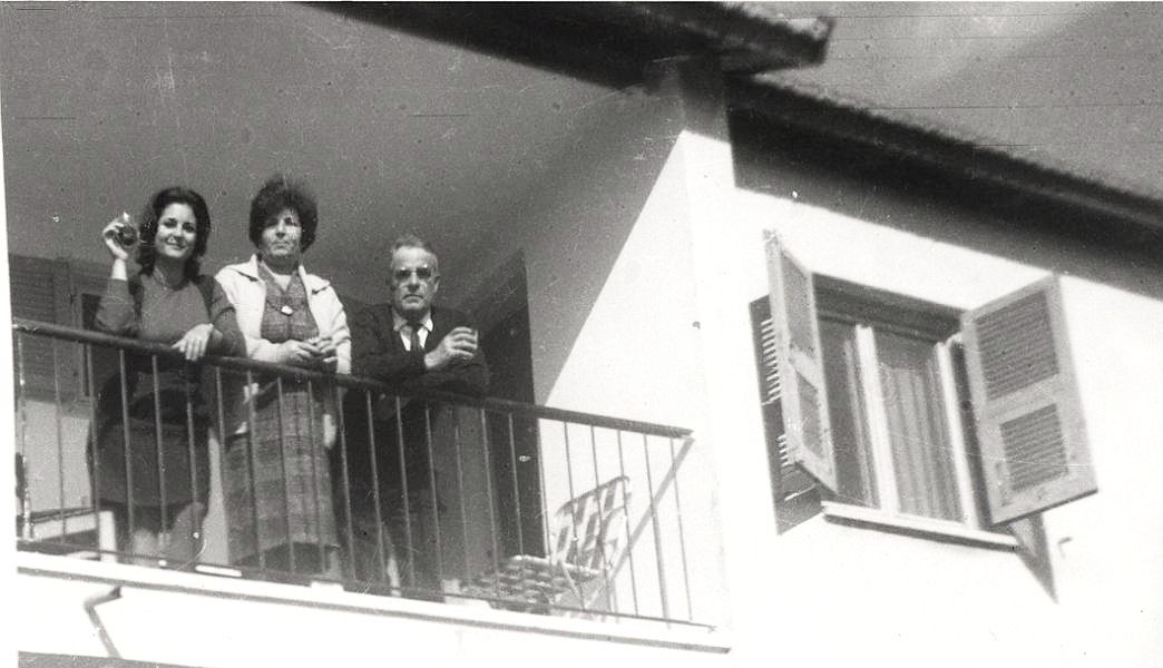 Perla , Rachel et Aaron Cohen a l\' oulpane ben Yehouda de Natanya , ete 1964.jpg