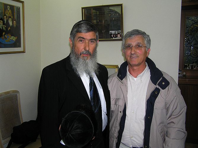Une photo prise avec mon frere Michel lors de l\'ecriture du sepher tora qu\'il a offert a une yechiva autour de 2007 environ.jpg