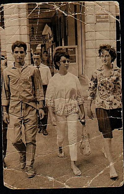 C.Raphy Rouimi, a l\'age de 15 ans avec deux cousines de Rabat Marie Anconina et sa soeur années fin 50.jpg