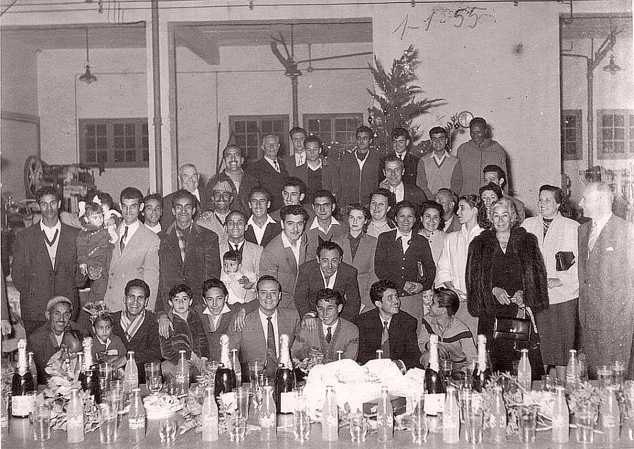 Judex Cohen ,debout au fond de la salle,et amis avec tout le personnel de la Sinoma Noel 1954.jpg