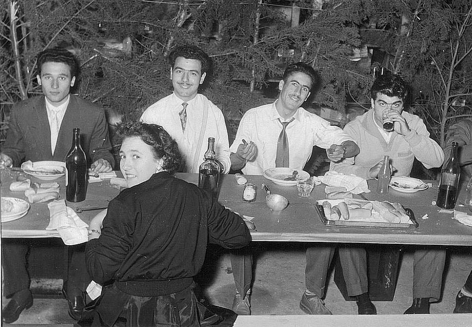 Judex Cohen a droite et ses amis a la Sinoma Noel 1954.jpg