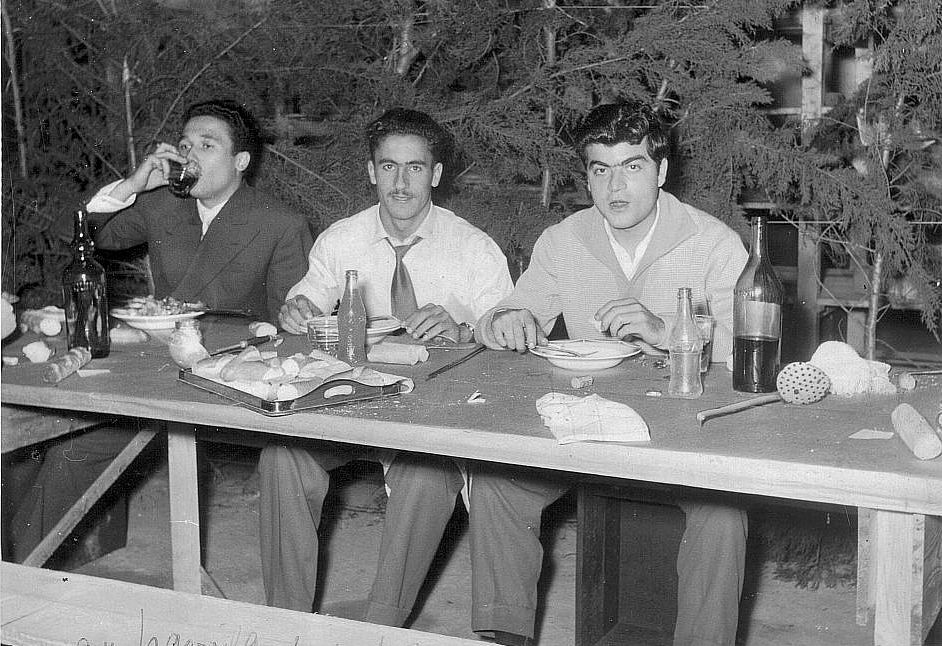 Judex Cohen 1er a droite en compagnie de collegues Jour de l\'An 1955 Sinoma, Rabat temara.jpg