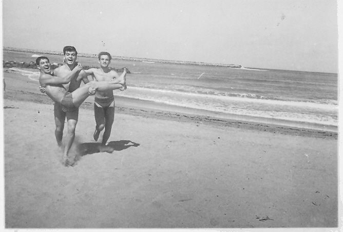 Judex tenant Mimi Benaroch dans ses bras et un ami a la plage de Sale.1.jpg