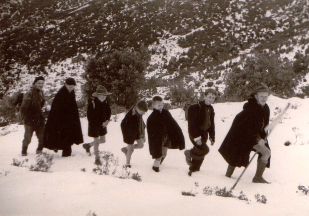 En colonne dans la neige avec Michel Perrier en tête, puis Michel Dosnon, Yves Perrier,...Asni ed.jpg