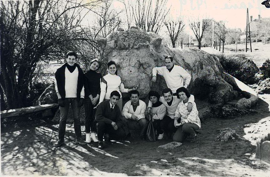 Jacky Amiel debout à gauche et son meilleur ami Raphael Cohen accroupi à droite en face du lion d'Ifrane en hiver 1959.jpg