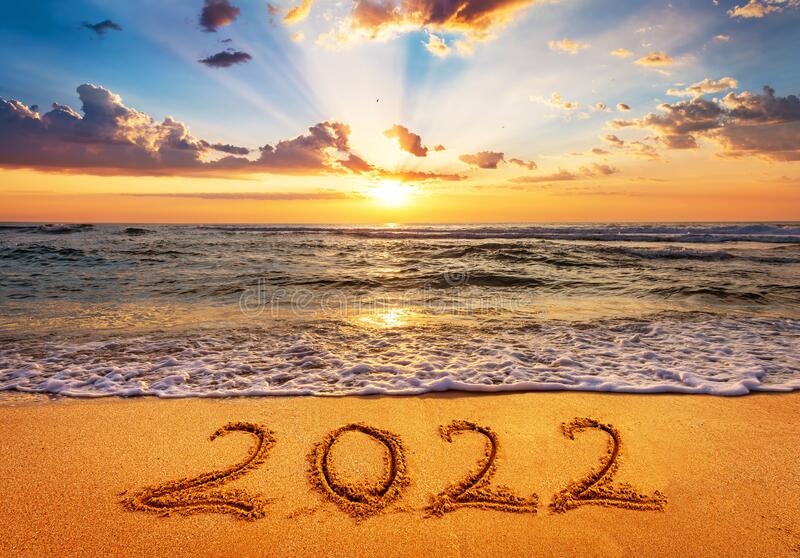 happy-new-year-est-le-concept-à-venir-numéro-écrit-sur-sable-de-bord-mer-au-lever-du-soleil-233454592.jpg