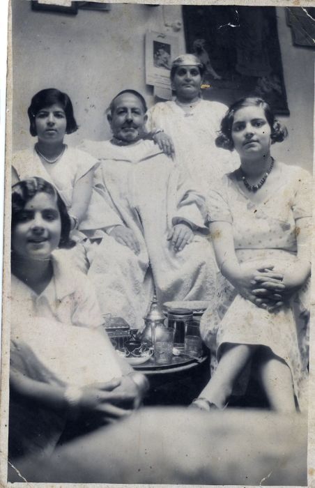 1930,,a Alcazar, famille Azencot,Tia Fortune, maman Rachel, Papa Chimone, mama Esther et Tia Messodi a la maison.jpg