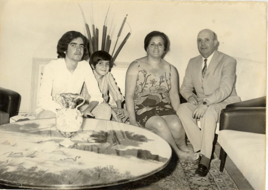 Famille Benisty a la maison, Gueliz MarrakechJuda, Moise, Tia Fortuna et Tonton Victor ,mes cousins ,tante et oncle.jpg