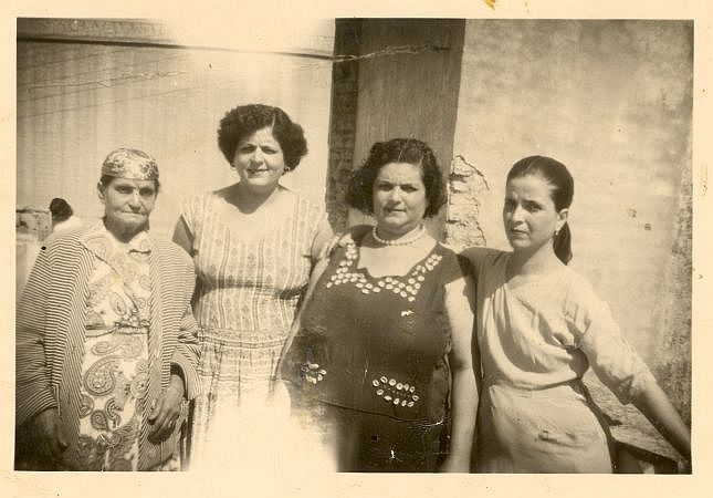 A Marrakech, Mama Esther Azencot,ses filles et belle fille.jpg
