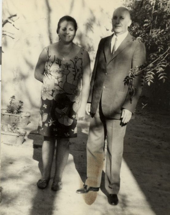 Tia Fortune et son mari ,mon oncle Victor Benisty a leur villa du Gueliuz, Marrakech.jpg