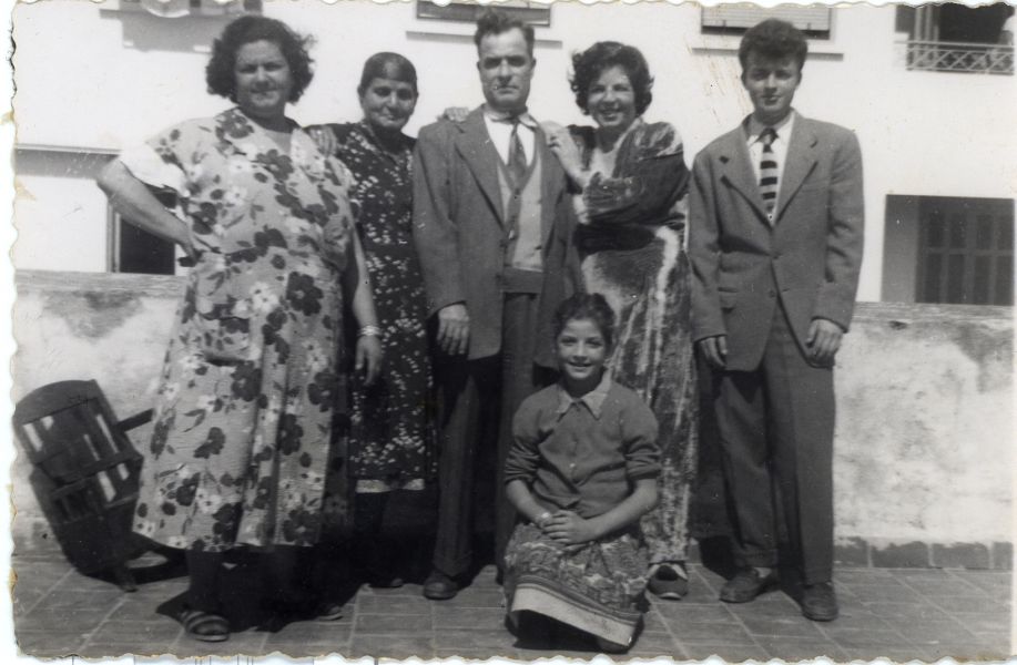 de gauche a droite, Tia Messody, Mama Esther, Aaron , Rachel et Charles Cohen.Accoupie Olga Cohen.1.jpg