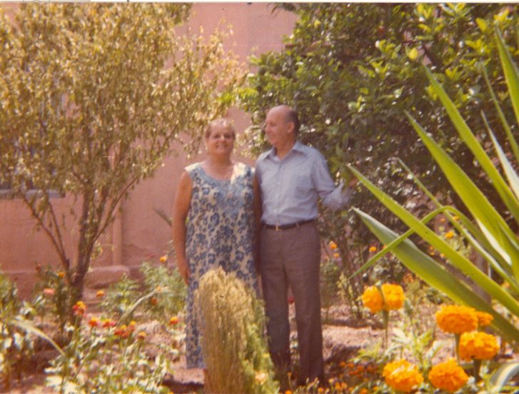 Tia Fortuna et Tonton Victor Benisty a leur villa de Marrakech Gueliz en 1978.jpg