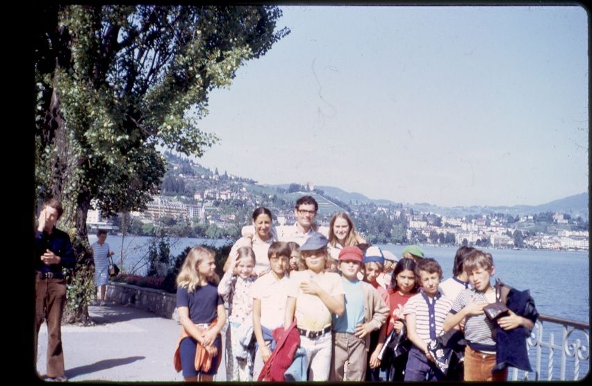 Elie, son amie et la monitrice et les Colons, Montreux, 1971.jpg