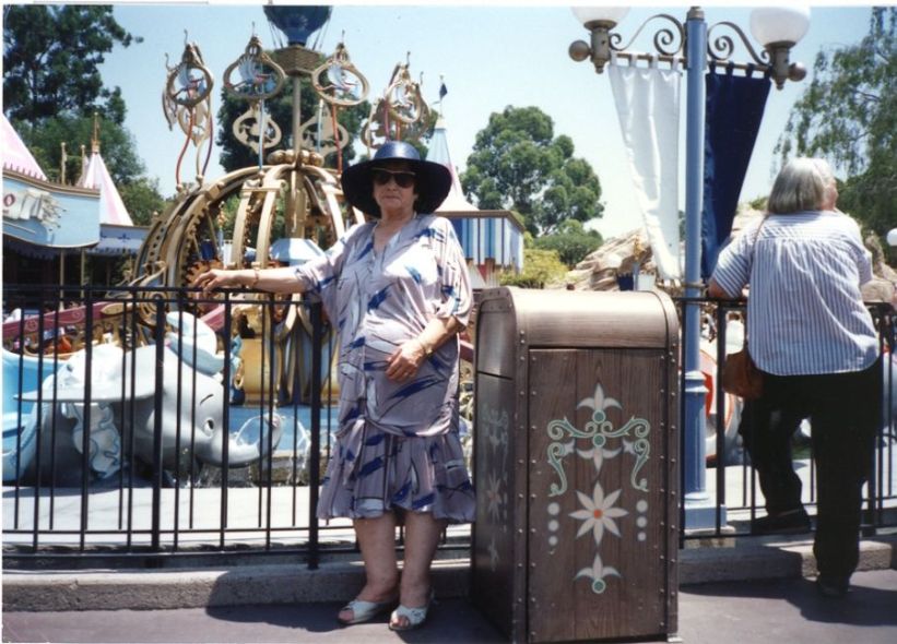 Maman avec sa machine moderne a Disneyland en californie.1.jpg