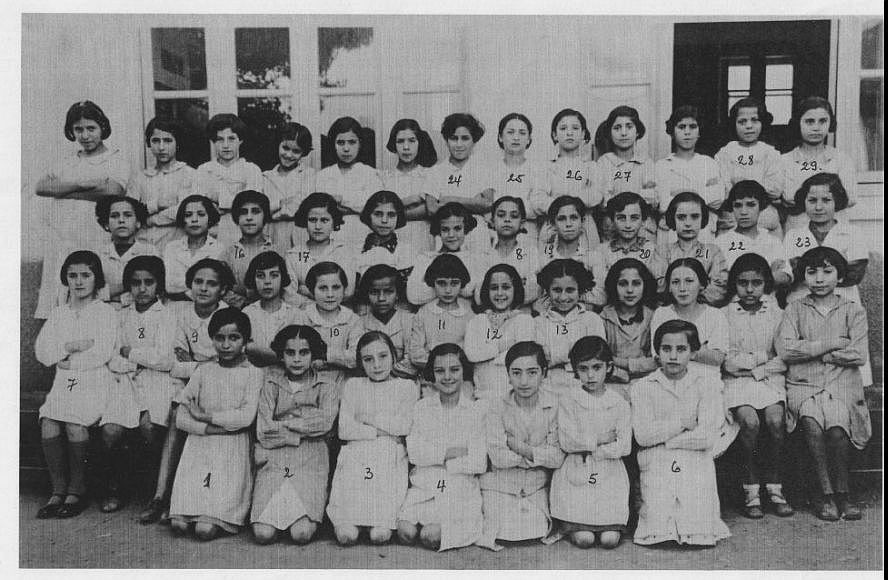 Ecole de l\'AIU , filles, annee 1940.jpg