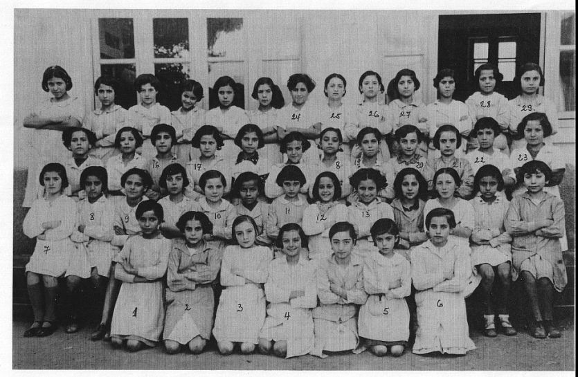 1.Ecole de l\'AIU , filles, annee 1940.jpg