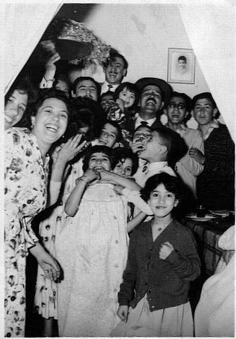 Famille de Raphy Ruimy a Rabat, le Seder de Pessah en 1959.jpg