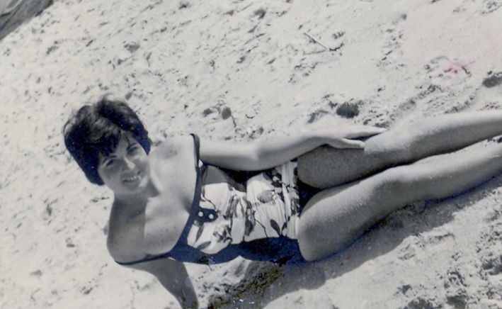 Rachel Benchimol ma cousine germaine a la plage ,fin  annees 1950\'s.jpg