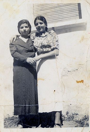 Mamere Rachel Azencot Cohen a gauche avec sa soeur Tia Fortuna Azencot, annees fin 1930, debut 1940.jpg