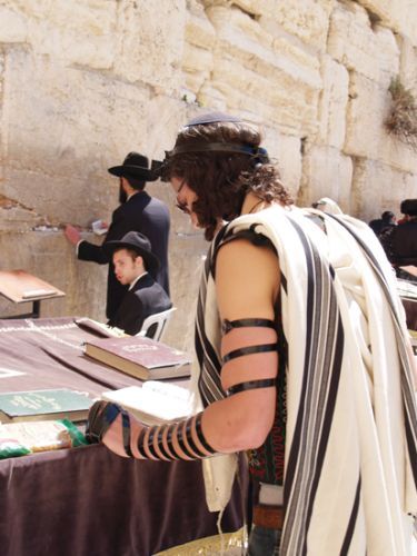 Jeune juif priant sa tefila au Kotel a Jerusalem.jpg