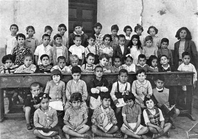 A l\'Ecole primaire de Sale, Filles.classe annees 1950\'s.jpg